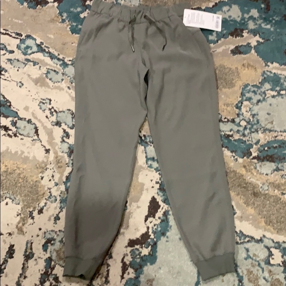 Size 4 NWT On the Fly Woven Jogger